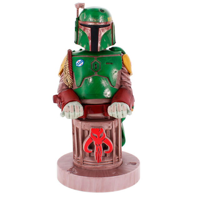 Support Cable Guy Boba Fett Star Wars tenant une manette PlayStation 5 DualSense, vue de face