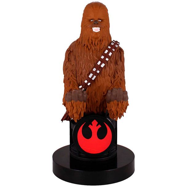 Support Chewbacca Star Wars de 20 cm tenant une manette de console noire sur fond blanc