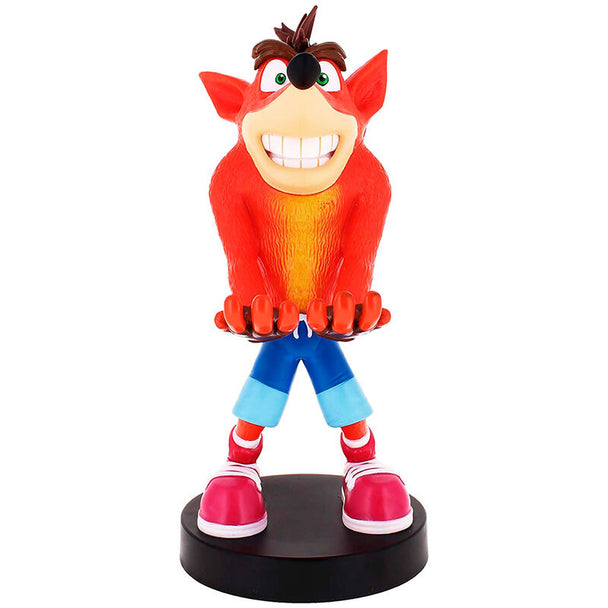 Support chargeur Crash Bandicoot de 20 cm tenant une manette PlayStation 5 DualSense sur un bureau moderne