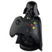 Vue latérale du support Dark Vador montrant la fixation sécurisée d'une manette Xbox Series X
