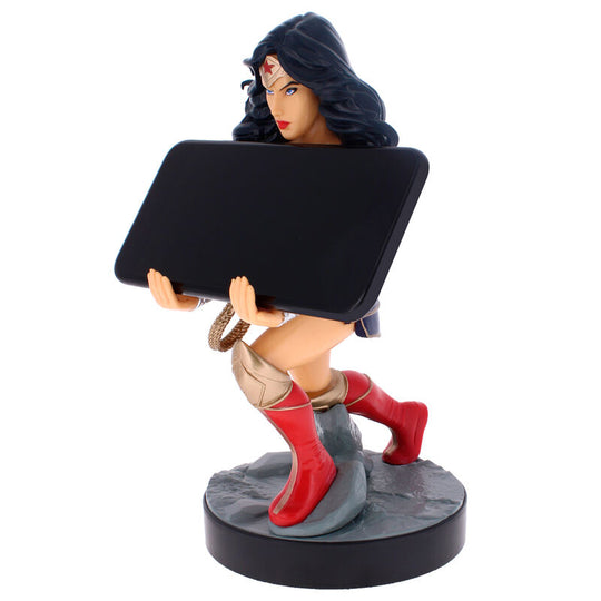 Support Cable Guy Wonder Woman avec plusieurs manettes et télécommande bien rangées