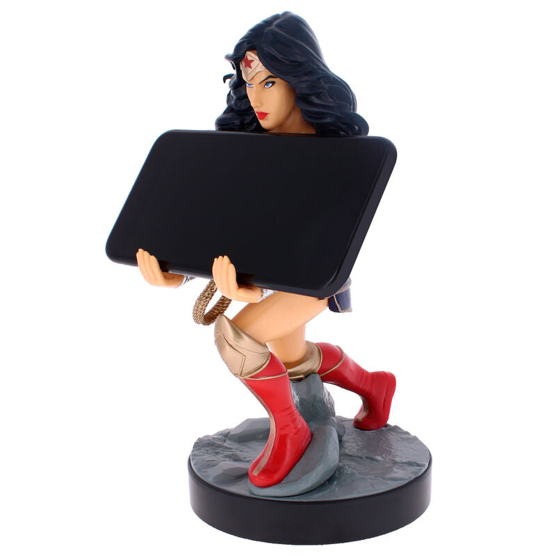 Support Cable Guy Wonder Woman avec plusieurs manettes et télécommande bien rangées