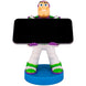 Support Buzz Lightyear tenant une manette Xbox Series X avec éclairage ambiant.