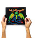 Enfant jouant au jeu Stranger Things Lite Brite, créant une image lumineuse unique.