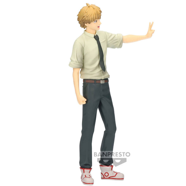Gros plan sur le visage expressif de la figurine Denji Chainsaw Man BANPRESTO