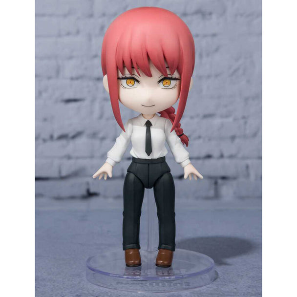 Vue rapprochée de la figurine Makima articulée avec détails précis et peinture soignée