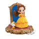 Gros plan sur les couleurs vives et la finition de la figurine Belle
