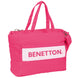 Sac Benetton Raspberry SAFTA posé sur une table, montrant sa couleur et texture rouge framboise élégante