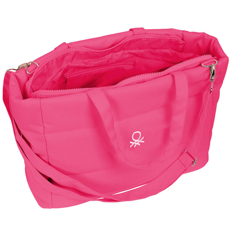 Sac Benetton Raspberry SAFTA porté en bandoulière par une personne, illustrant la bandoulière ajustable et amovible