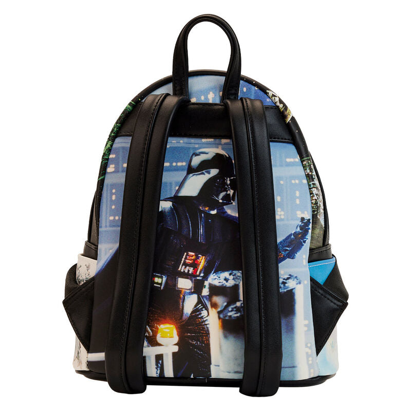 Vue latérale montrant la profondeur et la forme compacte du sac Loungefly Star Wars Empire Strikes Back