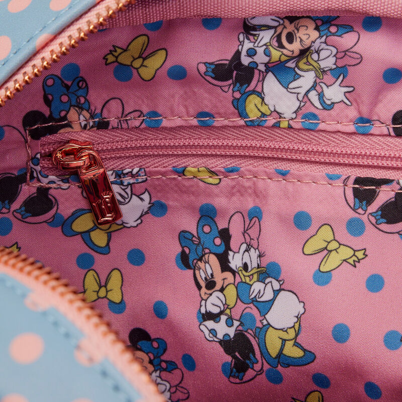 Zoom sur les appliques et imprimés Minnie Mouse sur le cuir vegan pastel à pois du sac bandoulière