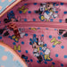 Zoom sur les appliques et imprimés Minnie Mouse sur le cuir vegan pastel à pois du sac bandoulière