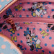 Zoom sur les appliques et imprimés Minnie Mouse sur le cuir vegan pastel à pois du sac bandoulière