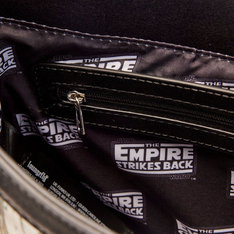Présentation du sac Loungefly Star Wars porté en bandoulière, style décontracté et tendance