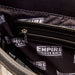 Présentation du sac Loungefly Star Wars porté en bandoulière, style décontracté et tendance