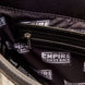 Présentation du sac Loungefly Star Wars porté en bandoulière, style décontracté et tendance