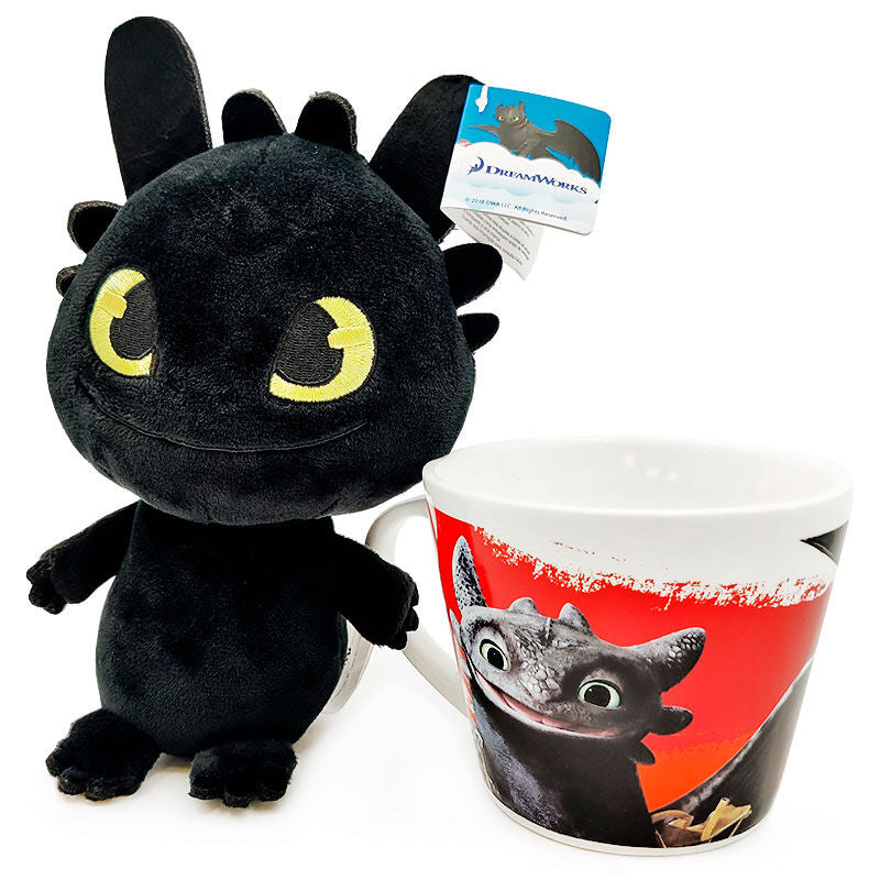 Ensemble mug et peluche Toothless présenté sur fond clair, mettant en valeur les détails du produit.