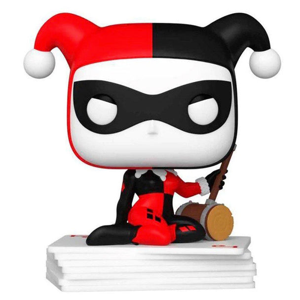 Vue rapprochée de la figurine Funko POP Harley Quinn exclusive, détails du visage et costume coloré