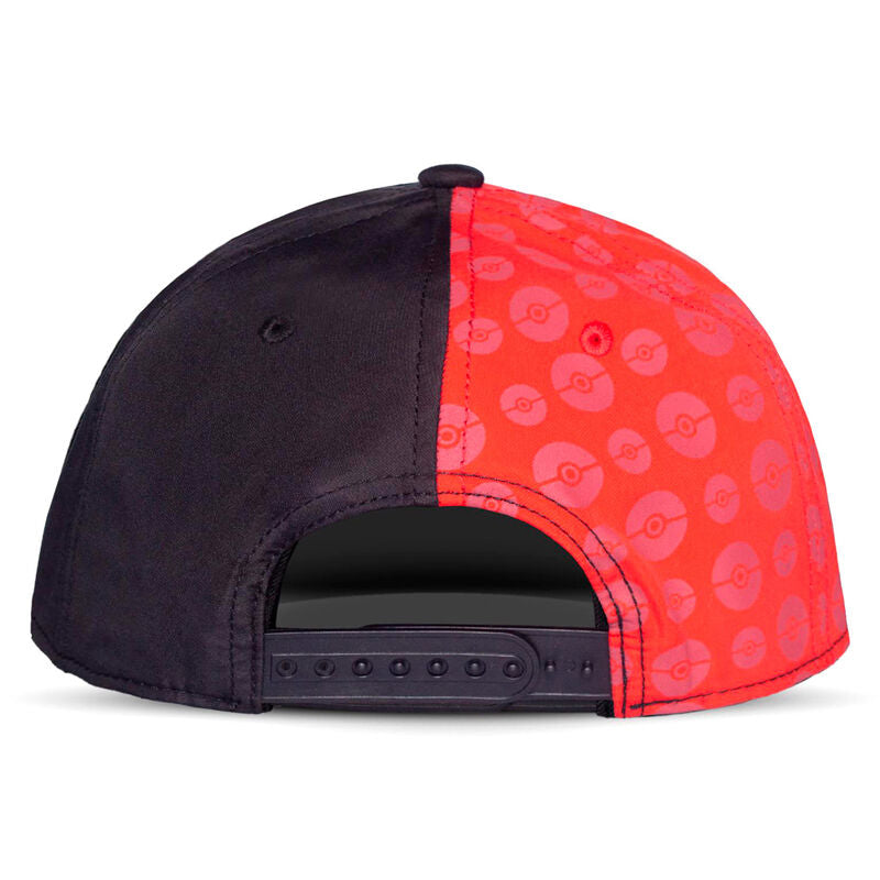 Casquette Pokémon portée par un modèle, mettant en avant le style unisexe et ajustable