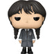 Vue rapprochée de la figurine Funko POP Wednesday Addams montrant les détails du visage et la tenue noire