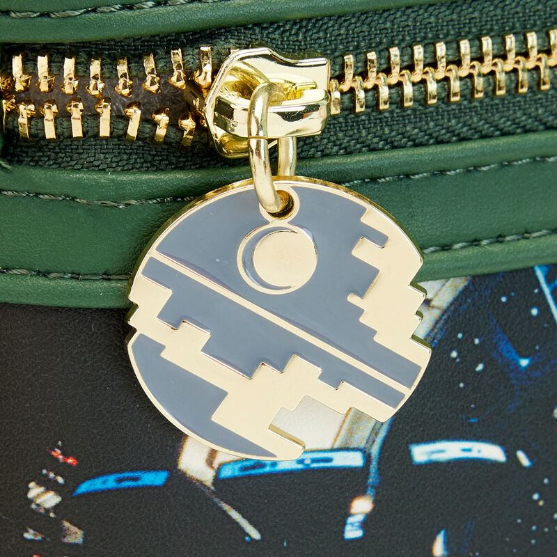 Photo du sac à dos Loungefly Star Wars porté par un mannequin pour montrer son style et sa taille