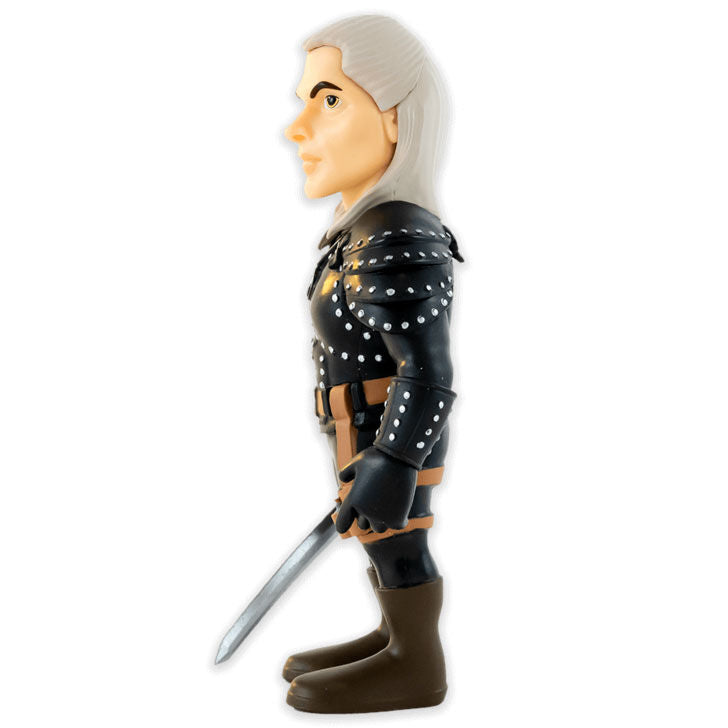 Présentation de la figurine Geralt The Witcher MINIX sur un socle, ambiance collector