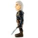 Présentation de la figurine Geralt The Witcher MINIX sur un socle, ambiance collector