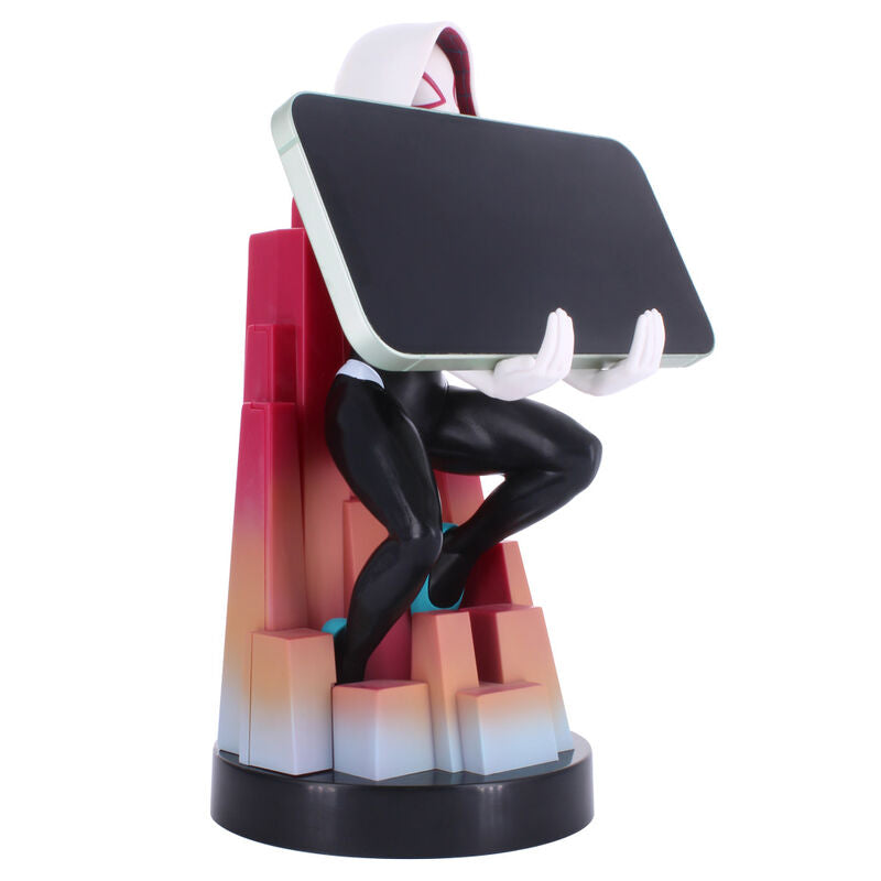 Vue en plongée de la figurine Marvel Spider Gwen tenant une manette de jeu