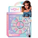Présentation des ongles adhésifs WOW GENERATION appliqués sur les doigts d'une enfant, illustrant une manucure ludique et colorée