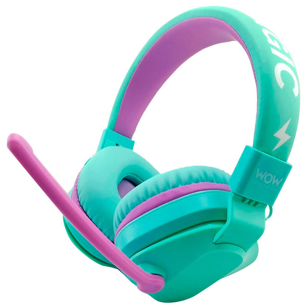 Enfant portant le casque sans fil WOW GENERATION, écoutant de la musique avec un large sourire et micro visible