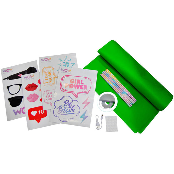 Accessoires inclus dans le kit WOW GENERATION : micro USB, feuilles décoratives, pailles en papier et autocollants colorés.