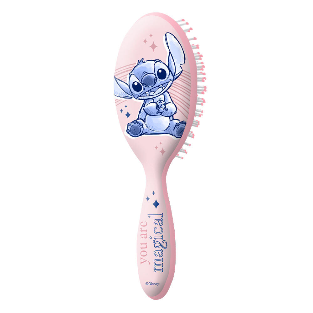 Vue rapprochée des poils doux et du manche ergonomique d'une brosse à cheveux Disney Stitch