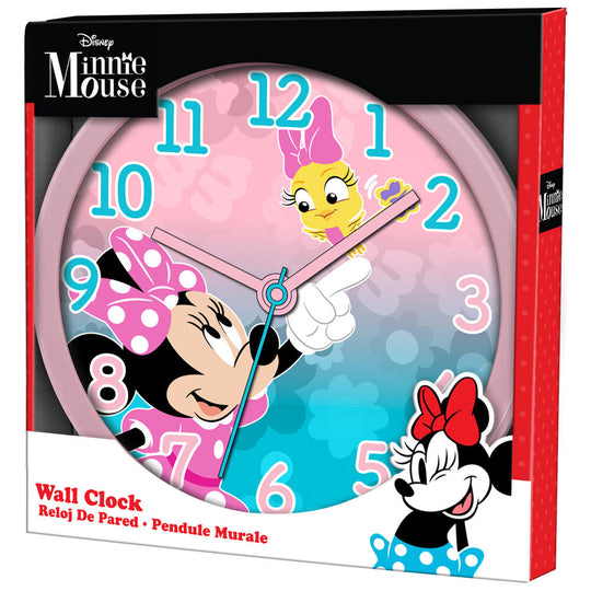 Vue rapprochée de l'horloge Disney Minnie montrant les aiguilles et les chiffres clairs sur fond rose