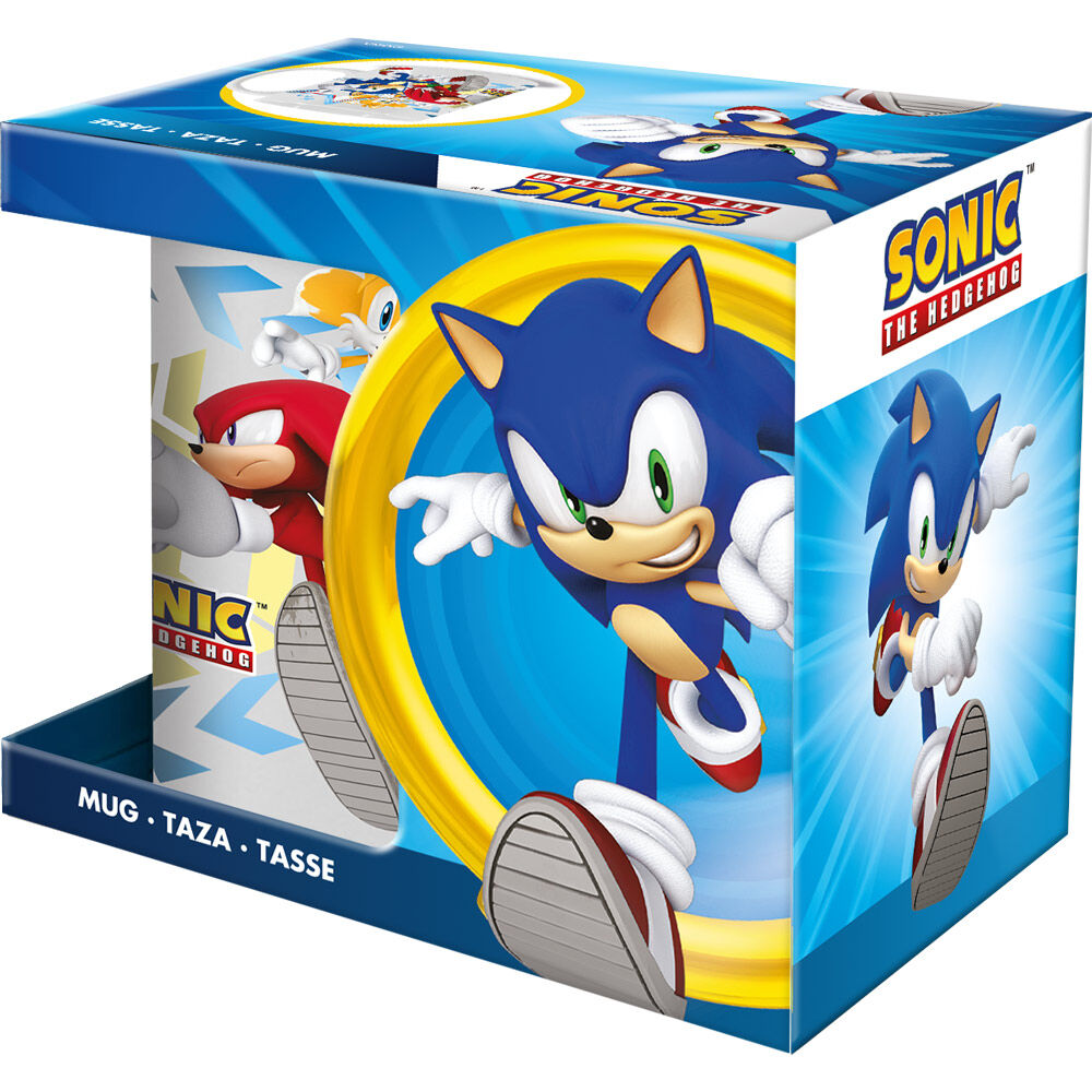 Le mug Sonic The Hedgehog rempli de café chaud posé sur une table avec un arrière-plan lumineux