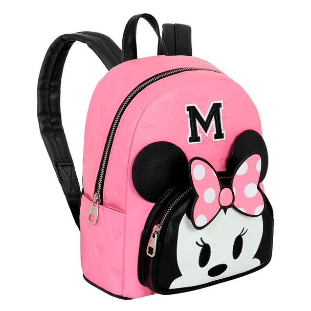 Détail du logo KARACTERMANIA sur le sac à dos Minnie Heady, soulignant la qualité du produit.