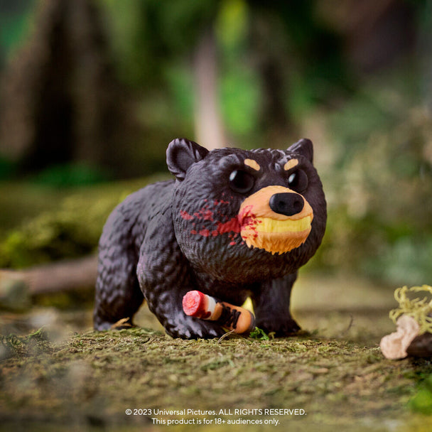 Zoom sur le détail de la jambe de la figurine Cocaine Bear Funko POP en vinyle de 9 cm.