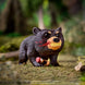 Zoom sur le détail de la jambe de la figurine Cocaine Bear Funko POP en vinyle de 9 cm.