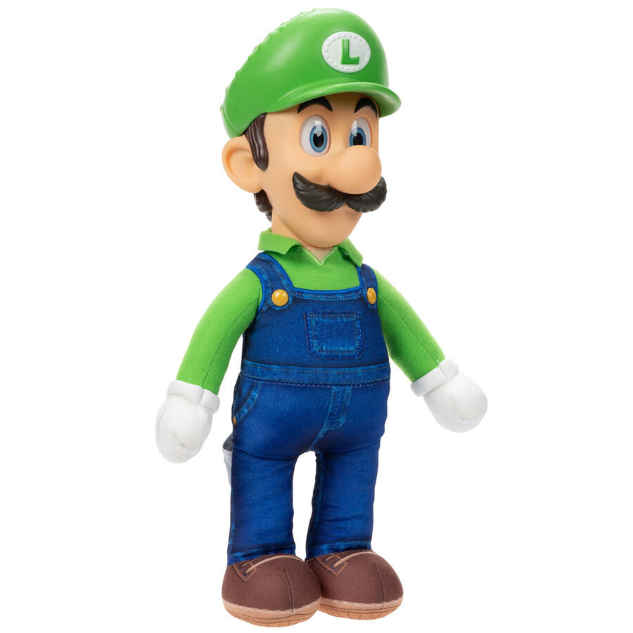 Peluche Luigi tenue en main pour montrer sa taille de 30cm