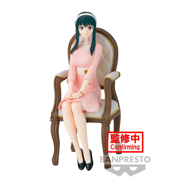 Figurine Yor Forger de Spy X Family en position debout avec détails précis, taille 12cm
