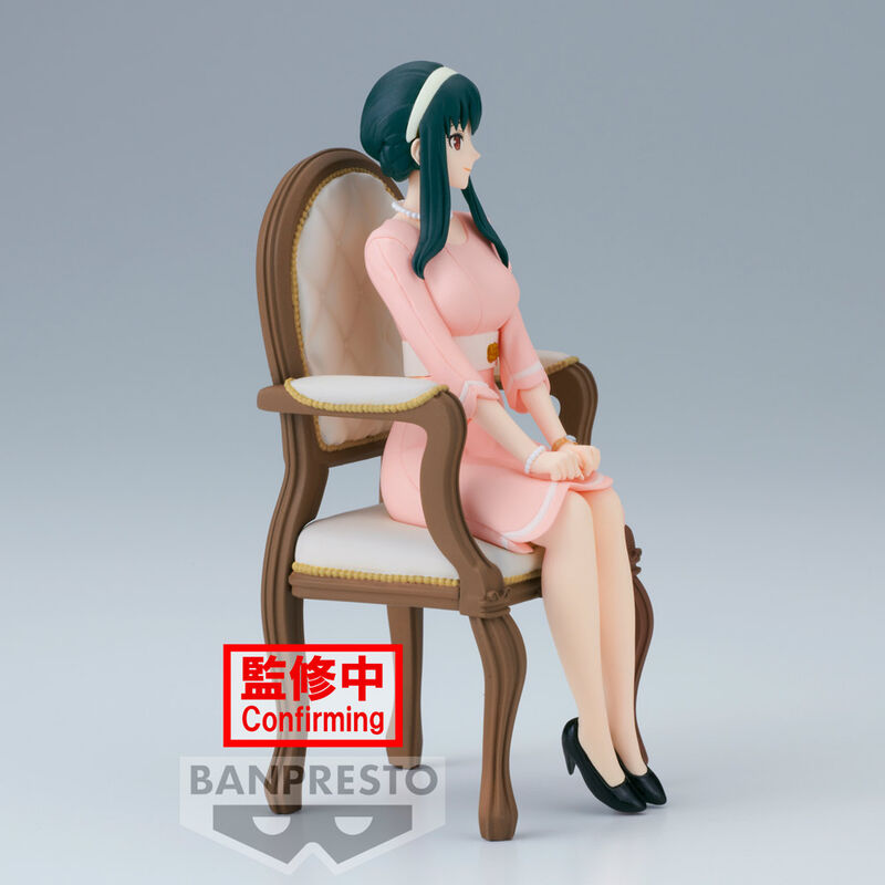 Détail du visage expressif de la figurine Yor Forger, modèle 12cm pour fans de Spy X Family