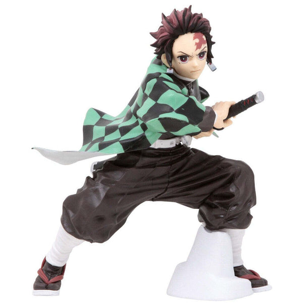 Figurine Tanjiro Kamado 18cm vue de face avec son kimono vert et noir