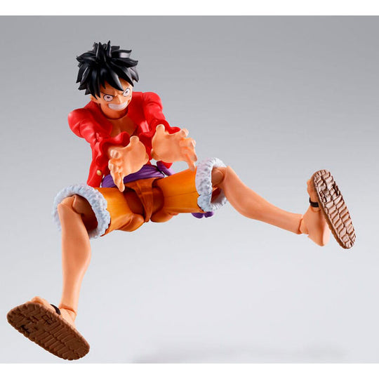 Vue rapprochée de la figurine Monkey D Luffy avec détails des accessoires inclus par TAMASHII NATIONS