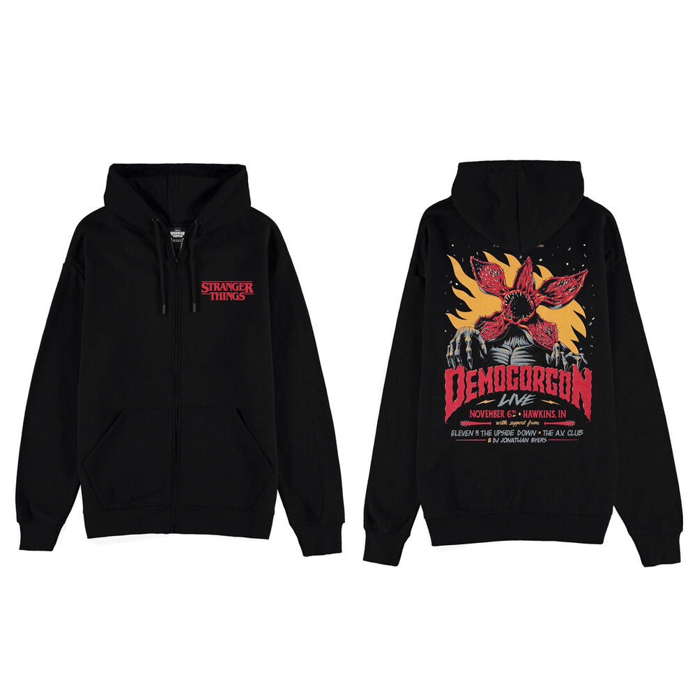 Modèle portant le sweat Stranger Things Demogorgon en extérieur, style casual