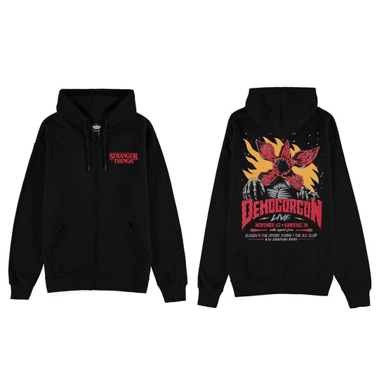 Modèle portant le sweat Stranger Things Demogorgon en extérieur, style casual
