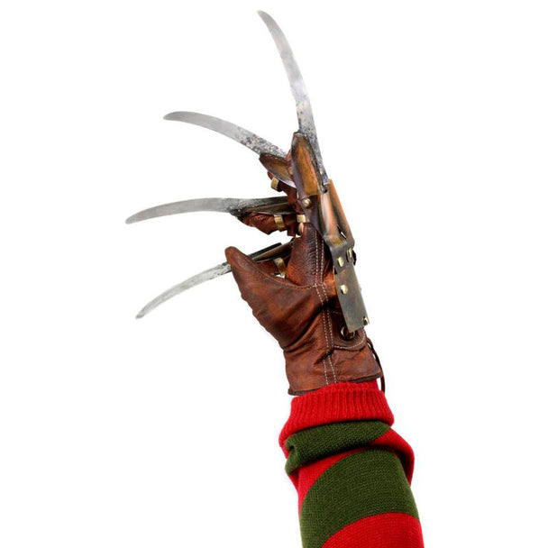 Gros plan sur les lames acérées du gant Freddy Krueger, montrant les finitions réalistes.