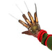 Vue latérale du gant Freddy Krueger montrant la texture usée et les coutures en cuir.
