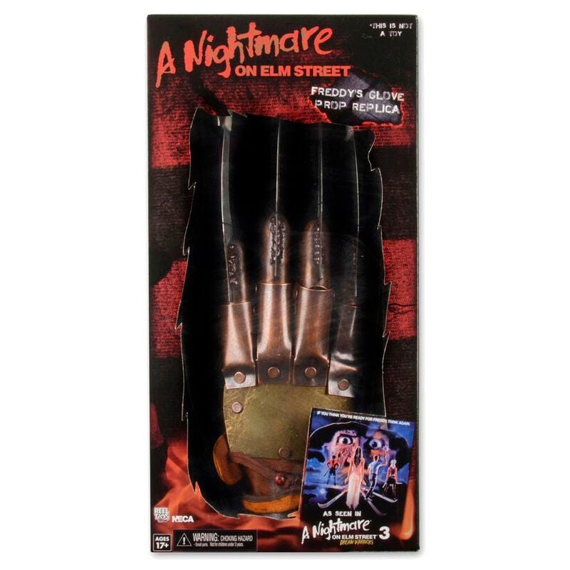 Photo du gant Freddy Krueger porté sur une main adulte pour démontrer l'ajustement.