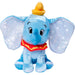 Peluche Dumbo Disney 25cm posée sur un fond blanc, mettant en valeur la qualité des matériaux SIMBA