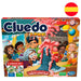 Enfants jouant au Cluedo Junior autour d'une table, concentrés et souriants pendant la partie