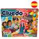 Enfants jouant au Cluedo Junior autour d'une table, concentrés et souriants pendant la partie